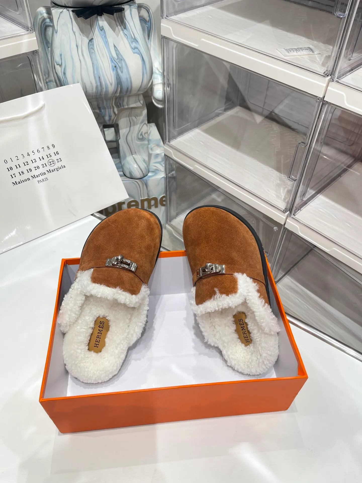 【HERMESG】Furry mop P: 580💰 ●Number of sizes: Men 39-44 (45 custom-made) Women 35-40 (41.42 custom-made) HERMES Hermès cute half-movers.  Classic family language design! It looks good no matter how you match it! Casual and high-end feeling, the comfort is also great, paired with various colorful socks, it has a trendy high-end feel. The top version is made of high-quality real wool ●Upper: imported cow suede ●Inner: imported sheepskin one piece ●Foot: imported mixed sheepskin ●Outsole: Tpu non-slip and wear-resistant outsole.